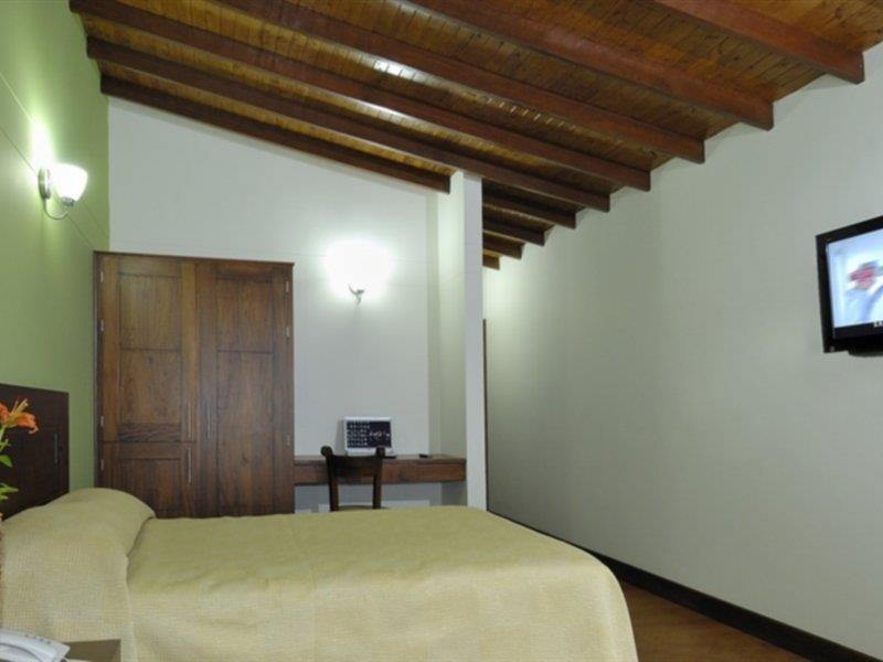 Hotel Portales Del Campestre Medellin Room photo